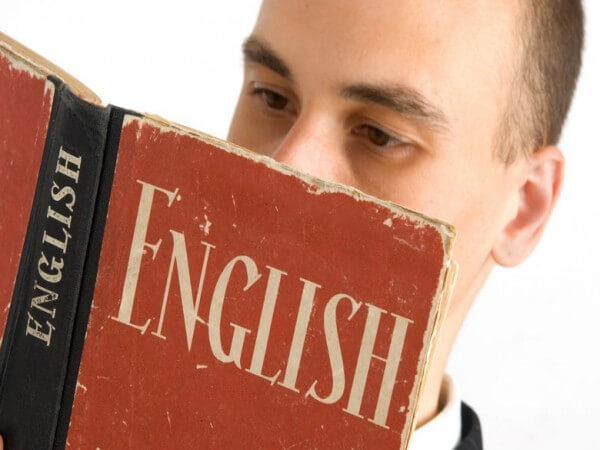 Đọc sách tiếng Anh phù hợp với trình độ là phương pháp khá tốt giúp cho người học tiếng Anh cải thiện ngữ pháp khá tốt.